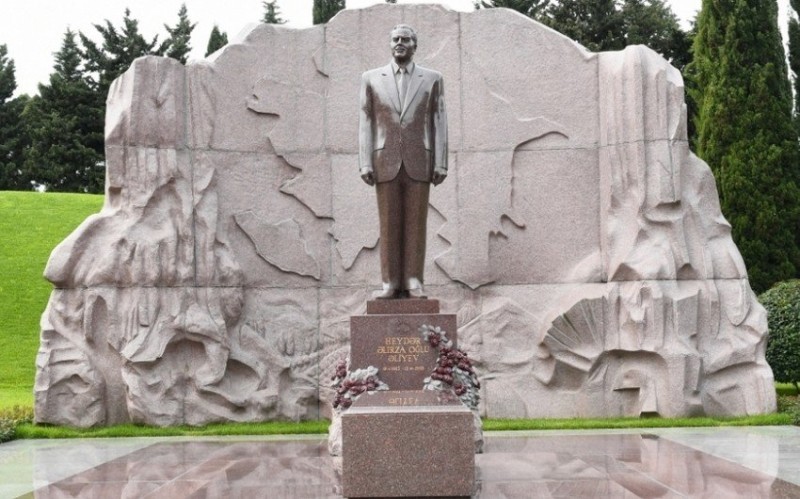XİN rəhbərliyi Fəxri xiyabanı ziyarət etdi